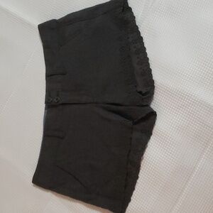 American Eagle Outfitters EUC.   Mid-Low Rise Eyelet Trim Shorts. Size 2